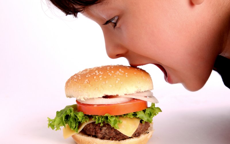 dječak jede hamburger