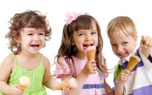 djeca jedu sladoled